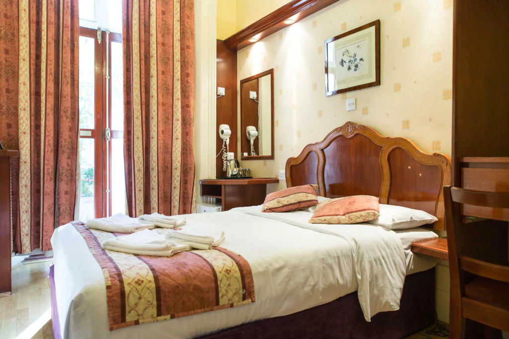 Dolphin Hotel Room Type - Superior Double room full double bed