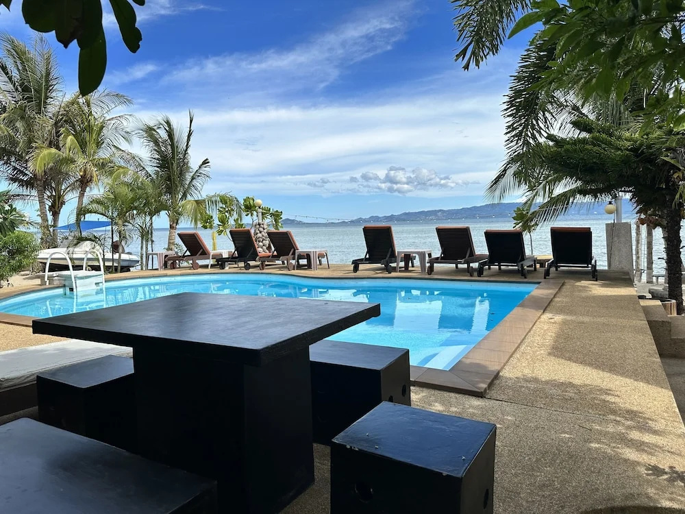 Deluxe room with pool view