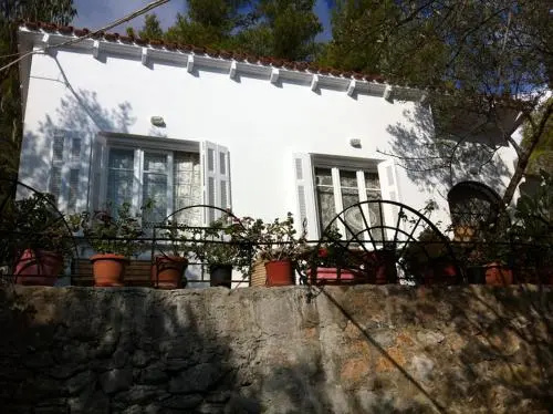 1911 Poros Country Retreat
