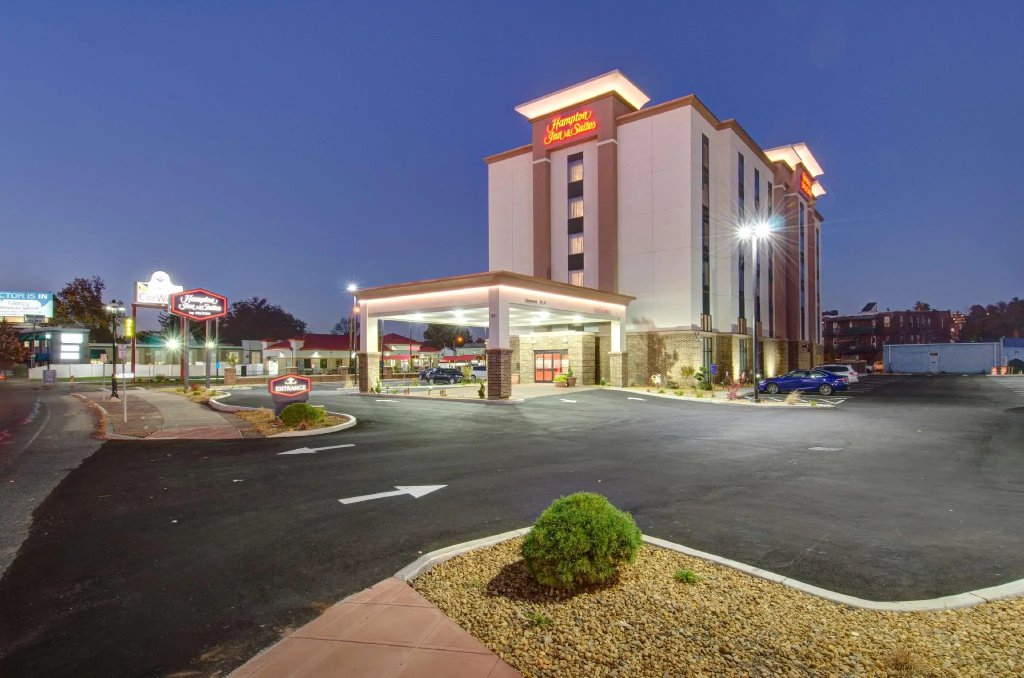 Hampton Inn & Suites Springfield / Downtown Room Type - Standard Quadruple room