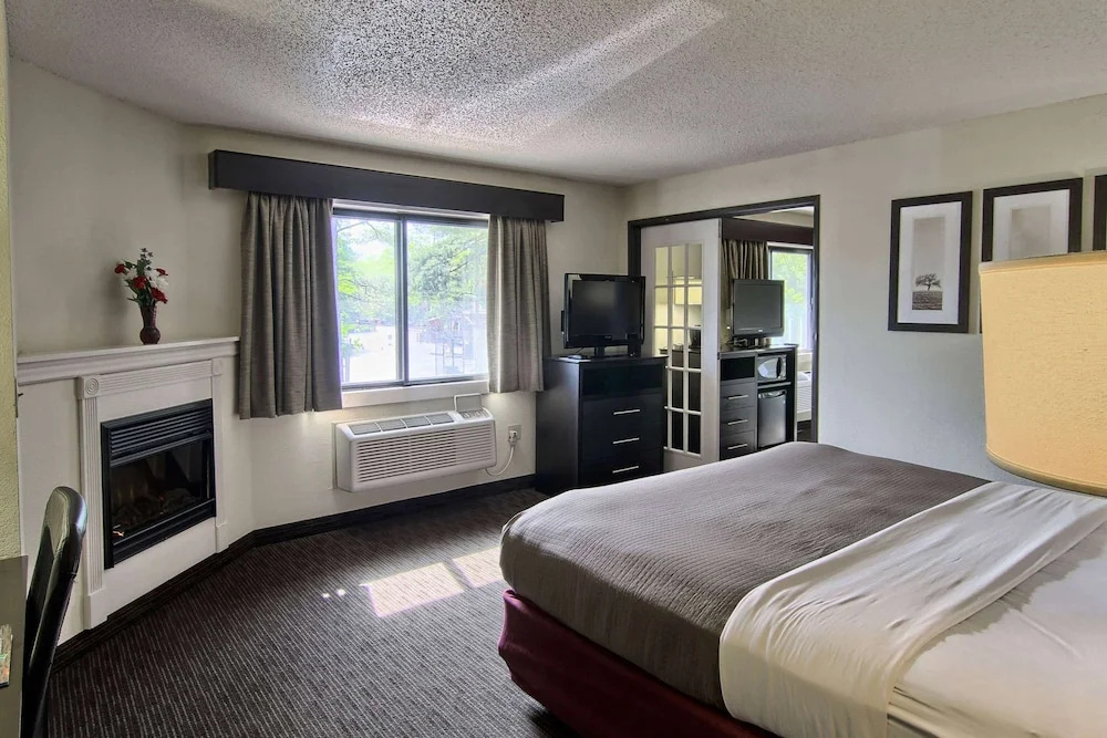 Blossom Hotel & Suites Traverse City - Tap to explore photos