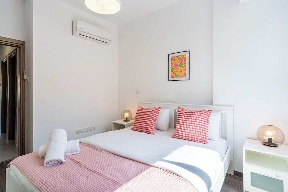 Crystal 2-BR Apt & Balcony in Larnaca