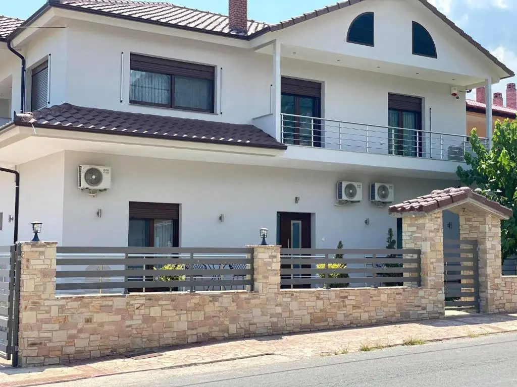 Zillis Apartments