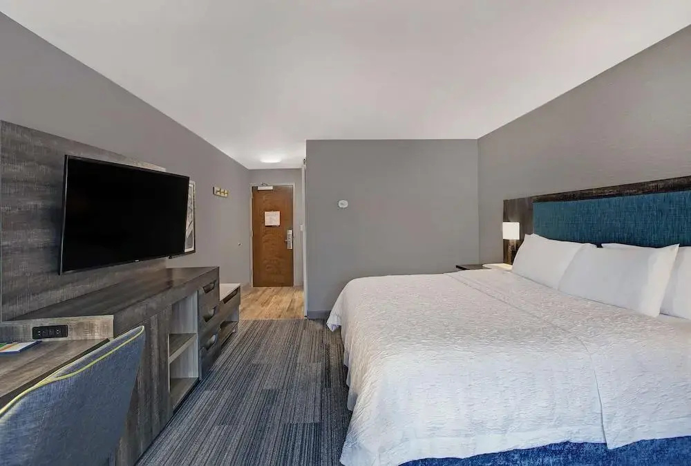 Holiday Inn Express & Suites Westfield