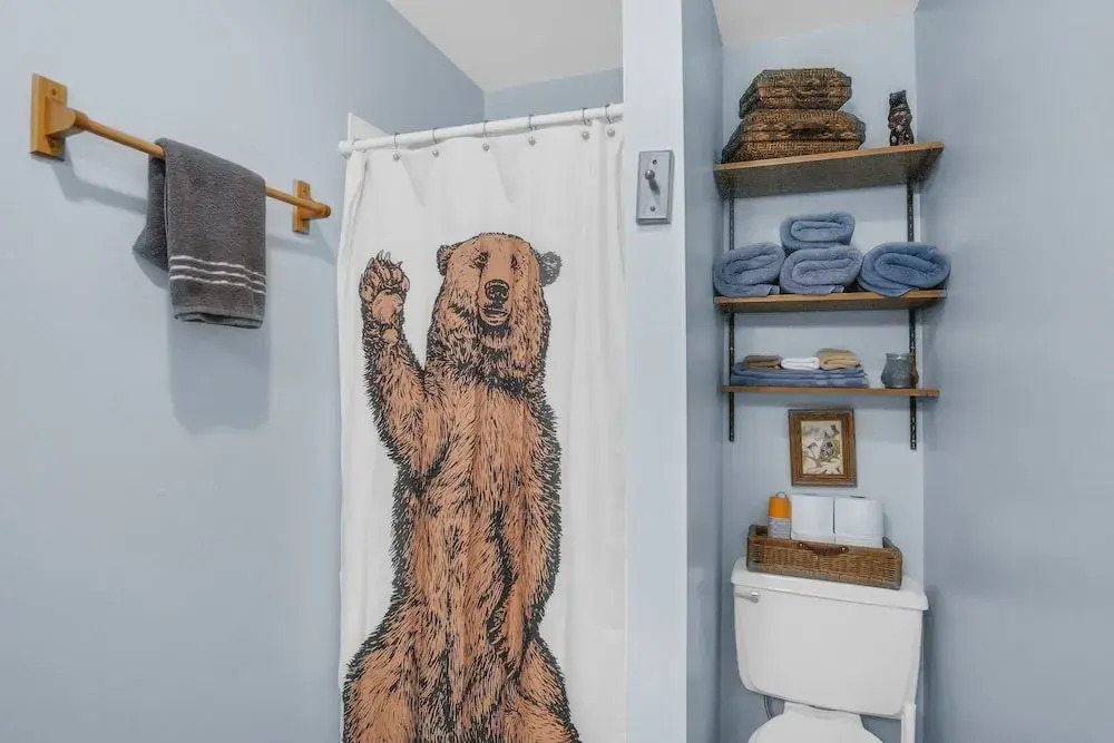 Eagle's Nest - Hot Tub, Deck & Prime Location 2 Bedroom Cabin - фото 8