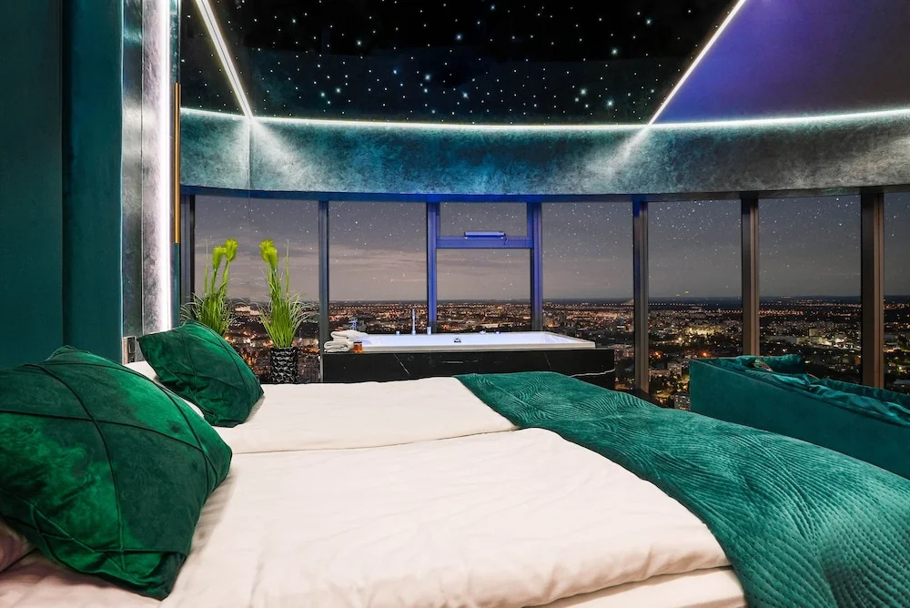 Apartments in Sky Tower with Bathtub near the window - фото 34