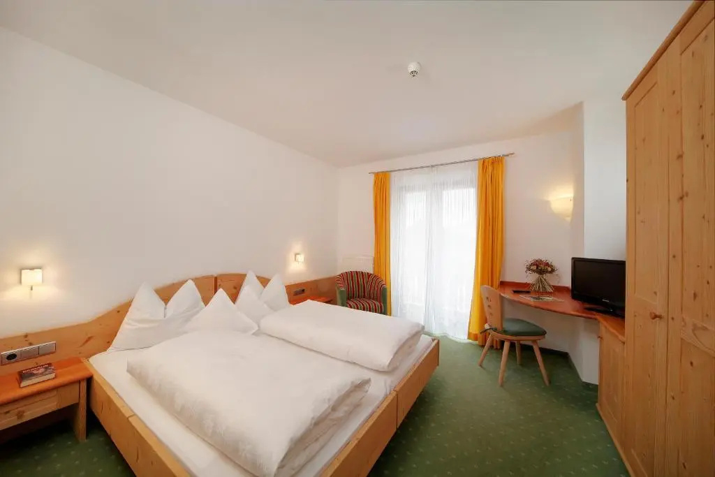 Standard Double room with balcony and with mountain view (full double bed)