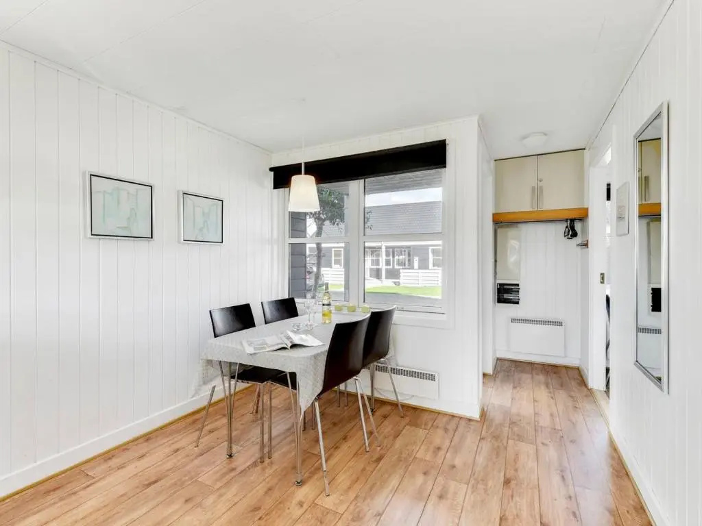 2 Bedrooms Bungalow