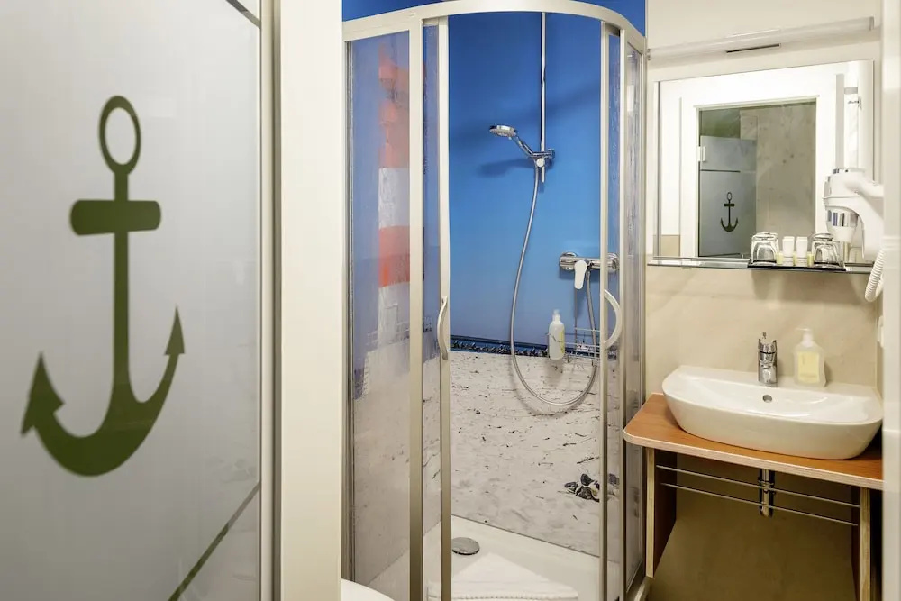 Standard Double room with lake view (full double bed)