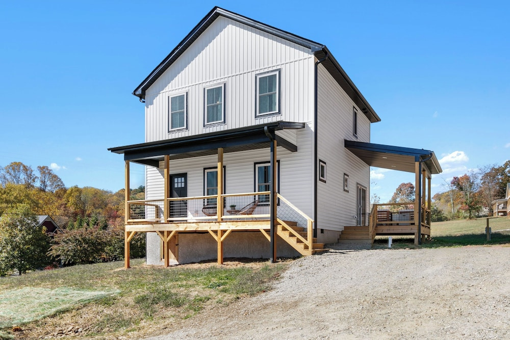 10 Mins to Downtown Deck w/ Fire Pit Modern Haven Bradford by Avantstay