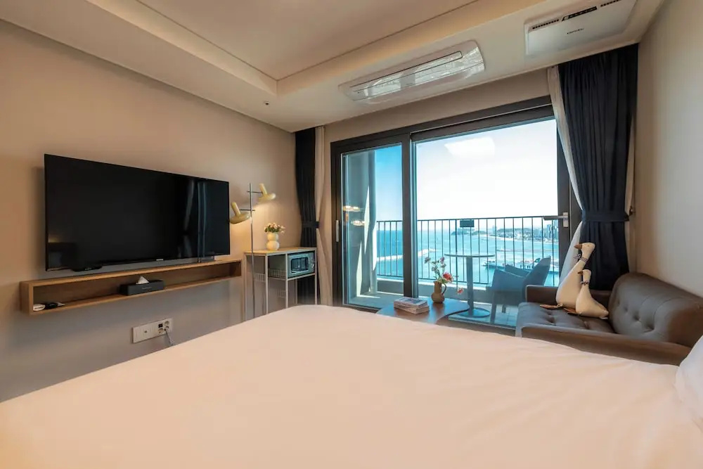 Standard Double room with balcony and with sea view (full double bed)