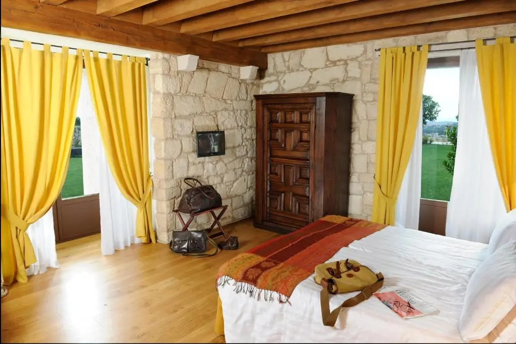 Deluxe Double room (full double bed)