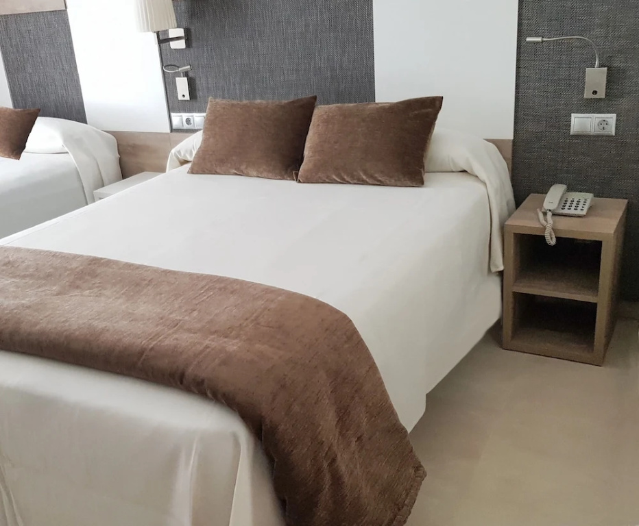 Standard Double room with balcony (full double bed)