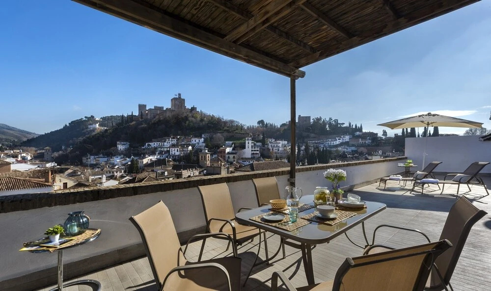 Fabulous Penthouse Prime Location. 3 Bd & Private Terrace & Views to Alhambra. Ático Plaza Nueva