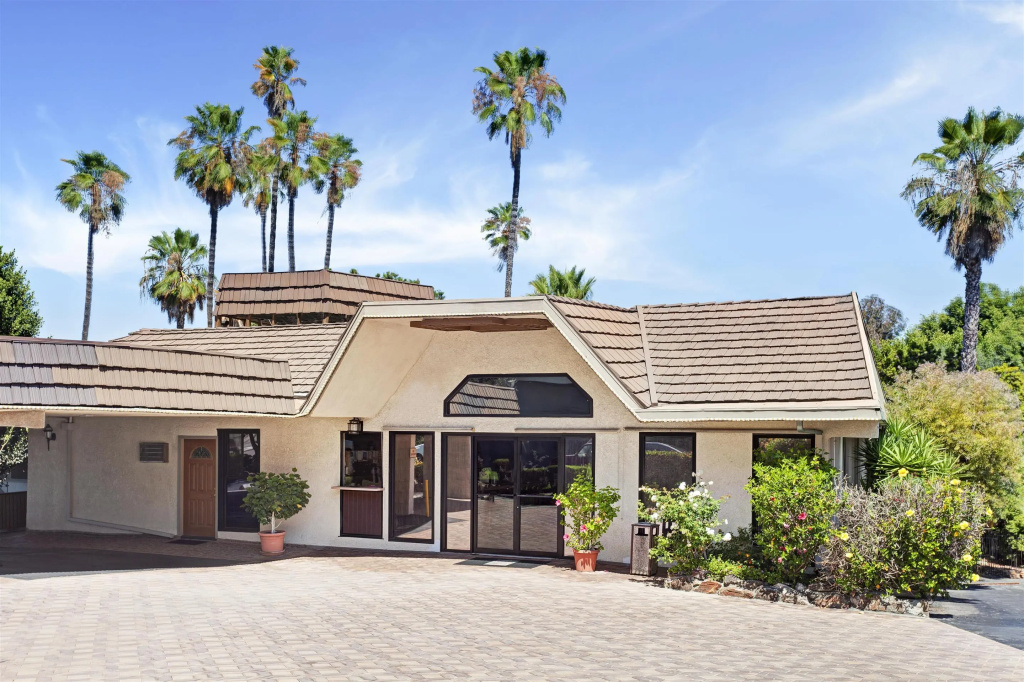Super 8 by Wyndham Long Beach