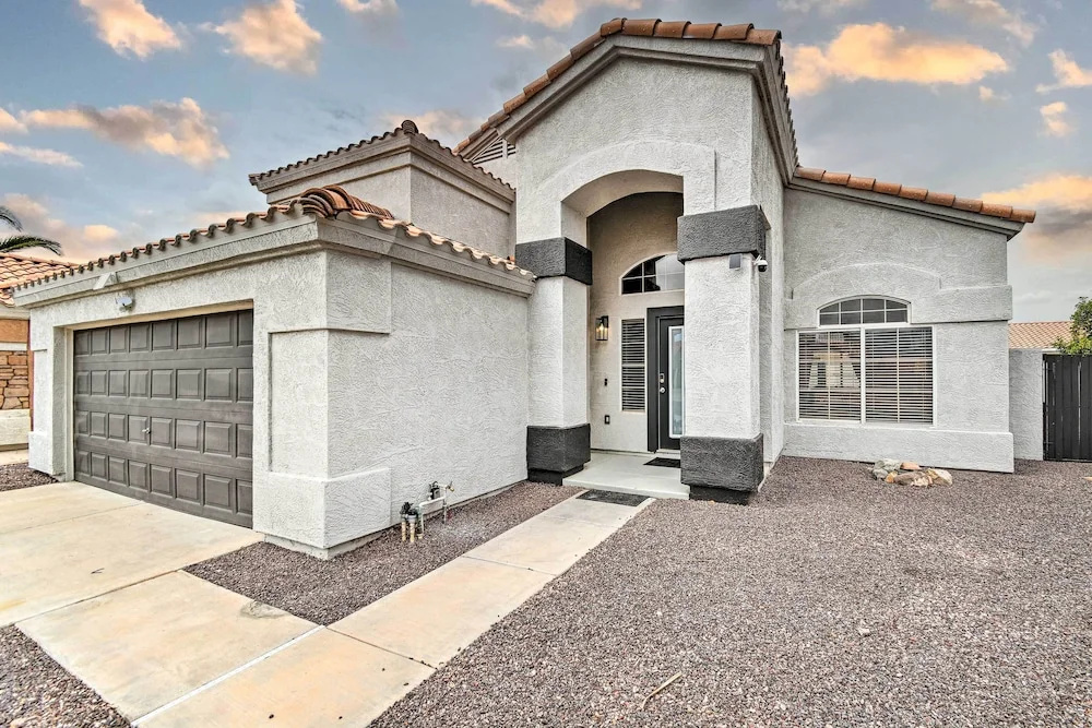 Peoria Oasis w/ Saltwater Pool & Putting Green!