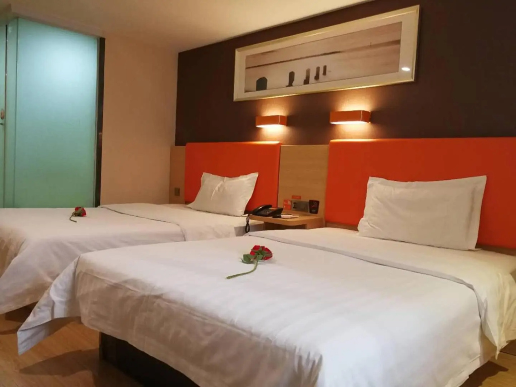 Отель 7 Days Inn Premium Beijing Dongzhimen Airport Express Station в Пекине