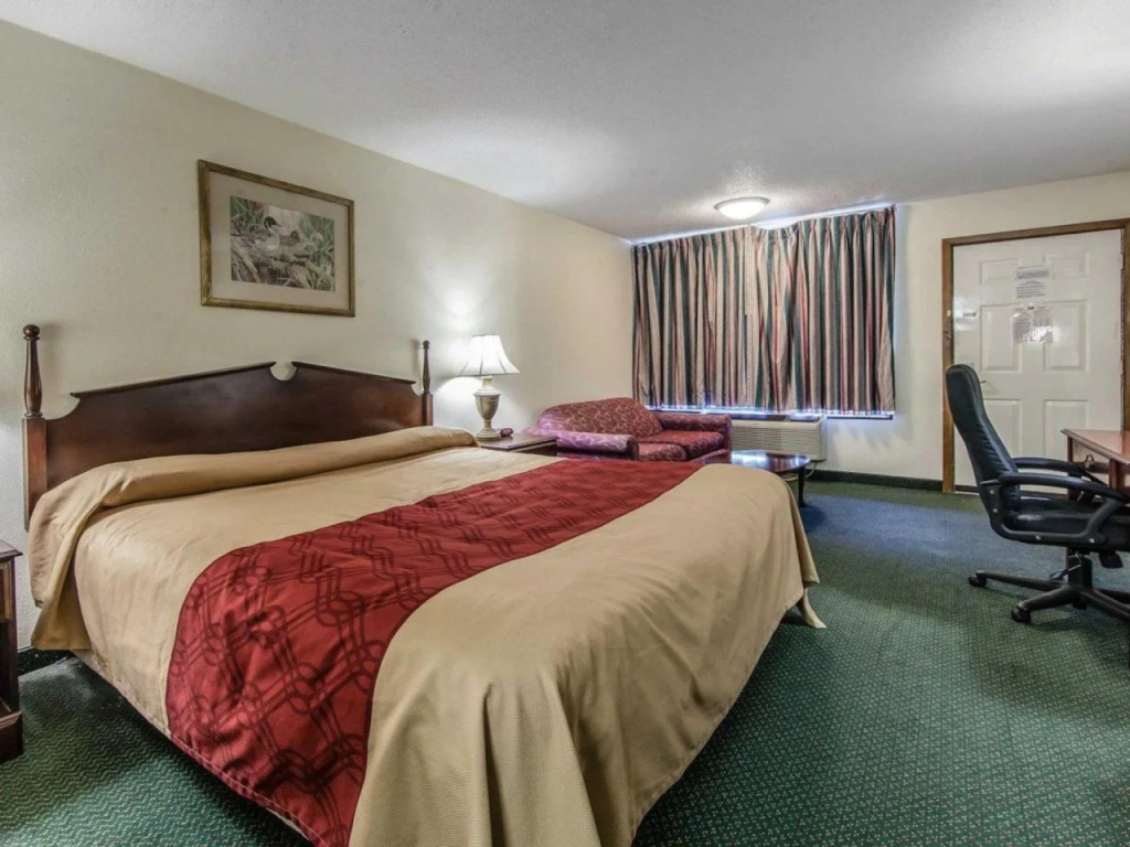 Rodeway Inn — 4