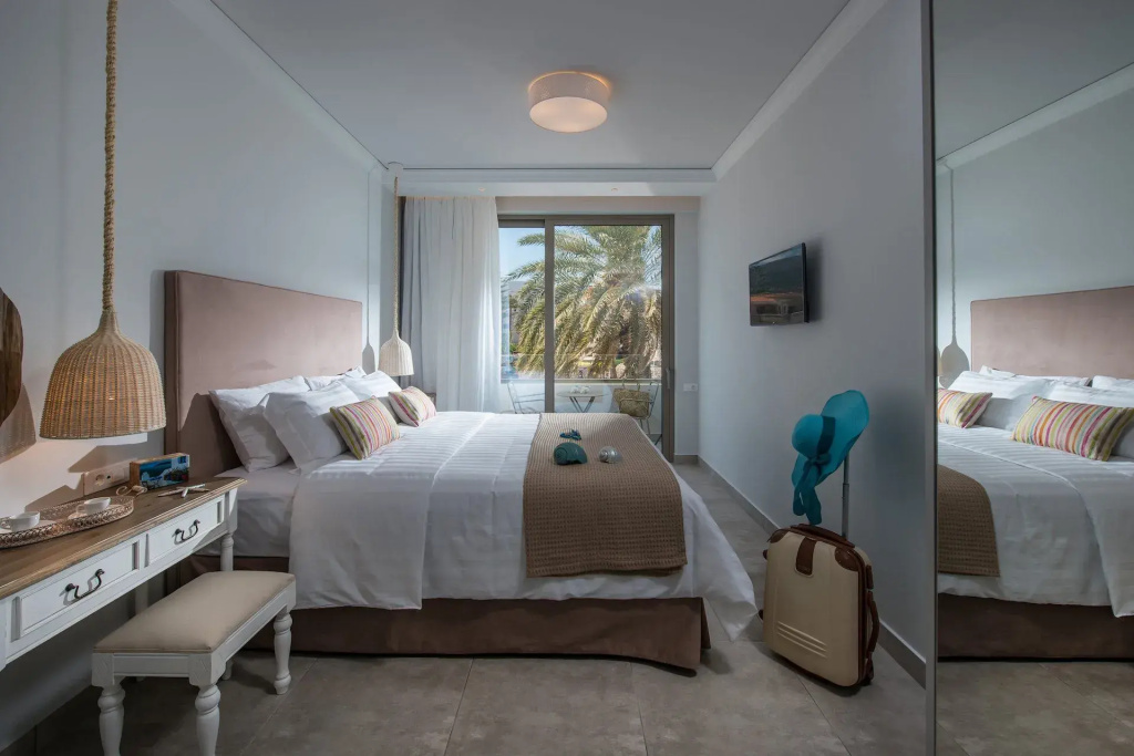 Deluxe Double room with partial sea view (full double bed)