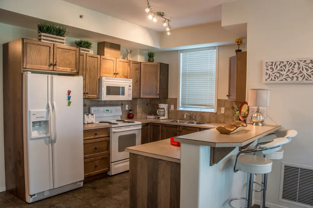 Sunset Waterfront Resort by KelownaGo - фото 21