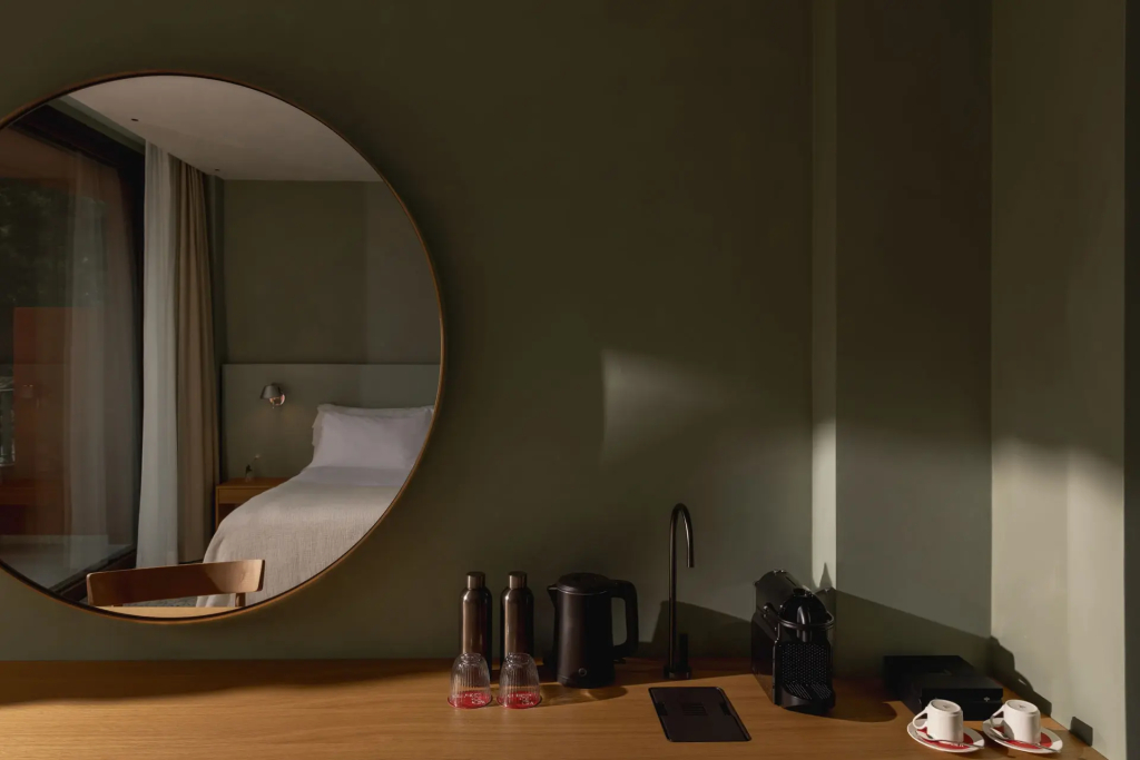 豪華雙人房，設有陽台及海景，配有大床。