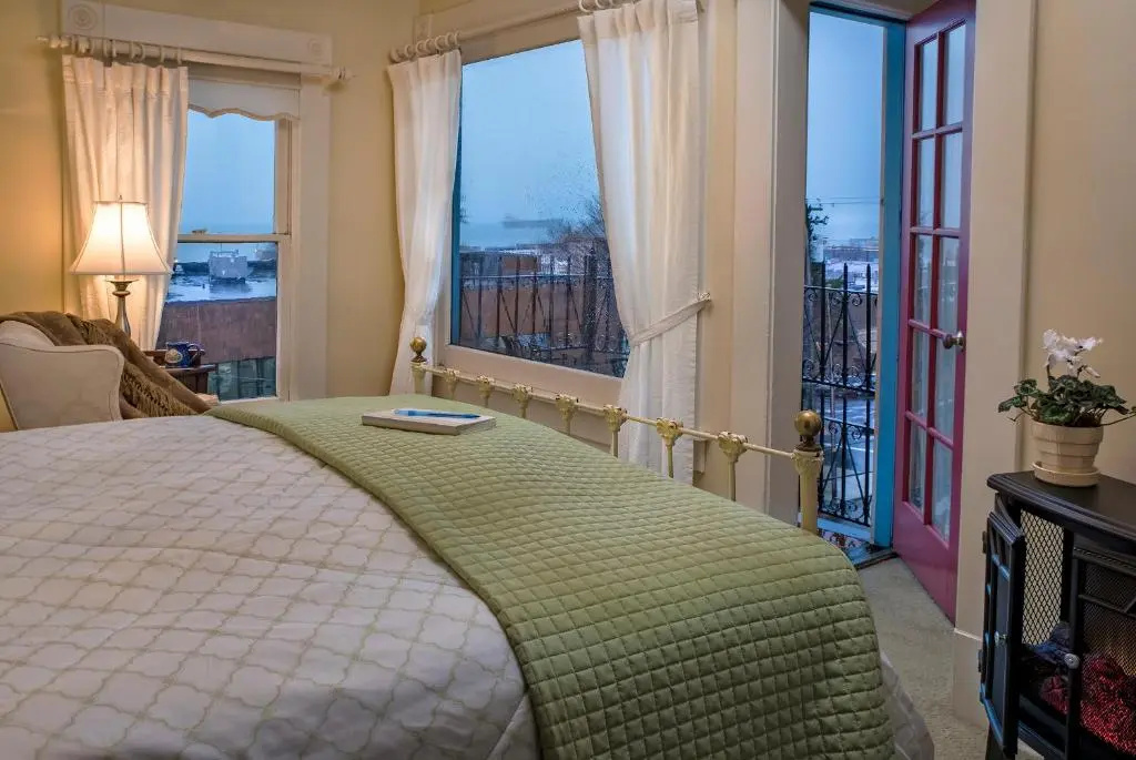 Standard Double room with balcony (full double bed)