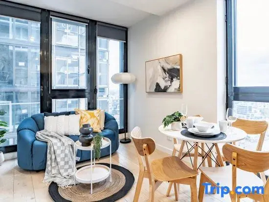 Elegant 2BR Skyline Apt Free Parking