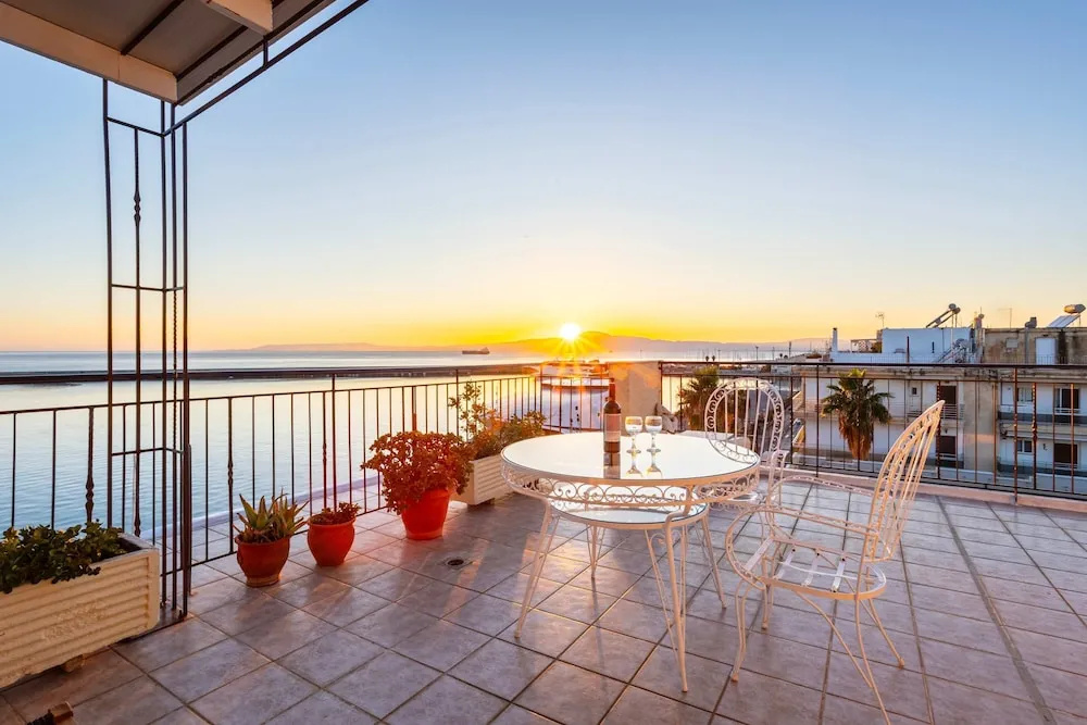 Beachfront Sunny Penthouse - Kalamata Seablisss