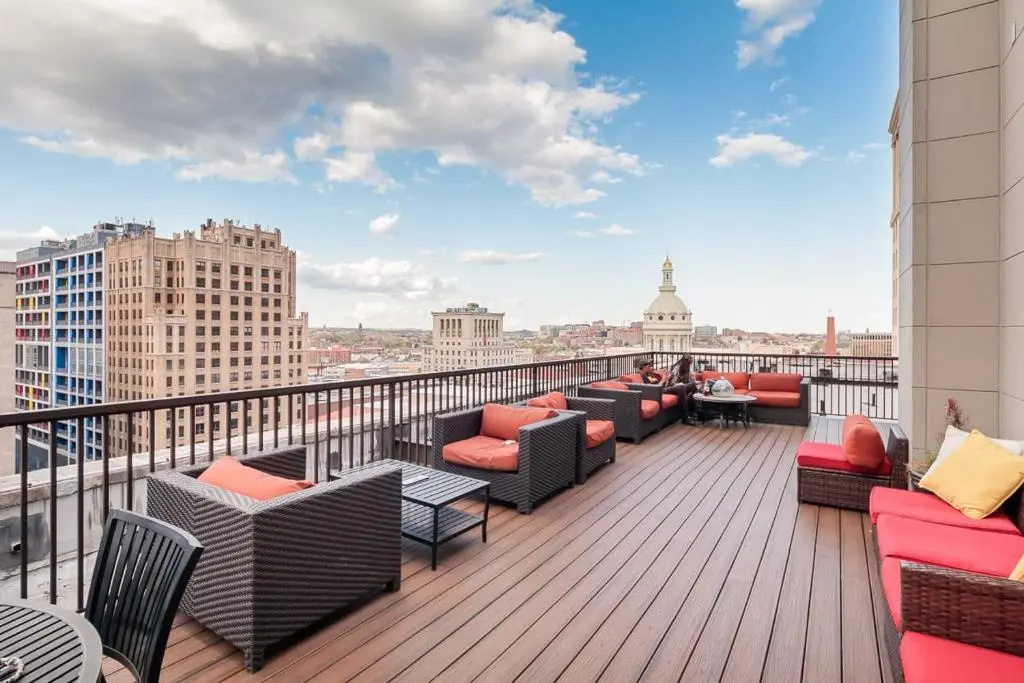 2BR Stunning Lux Apartment Free Parking, Rooftop Deck & Gym, ADA Compliant