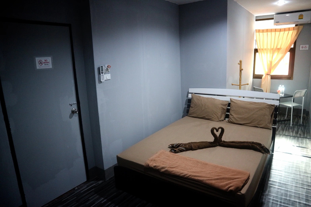 Standard Double room with city view (full double bed)