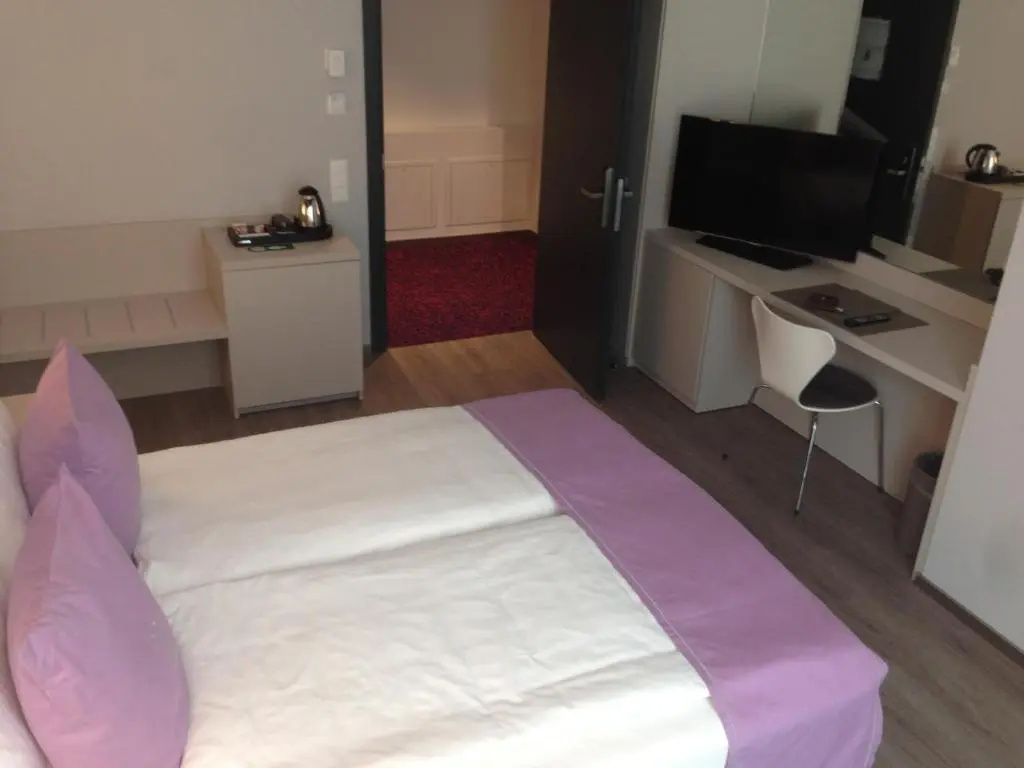Small Double room (full double bed) (queen size bed)