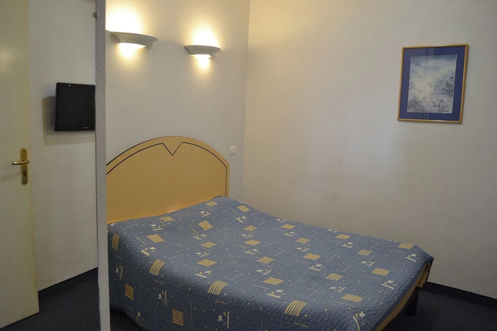 Economy room with courtyard view