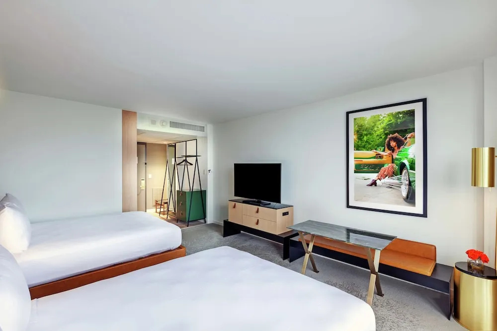 C. Baldwin, Curio Collection by Hilton - Chambres