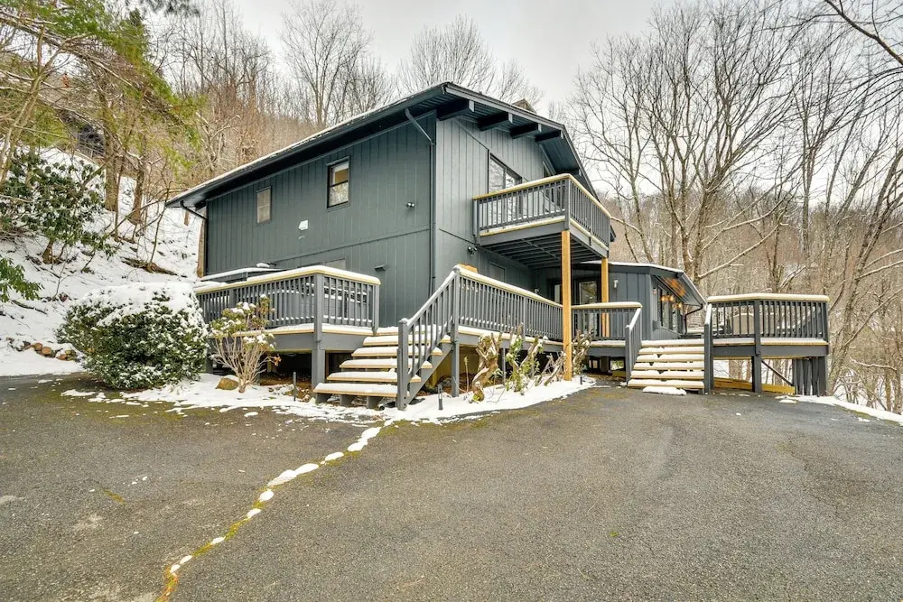 6 Mi to Skiing! Hot Tub Hideaway in Seven Devils