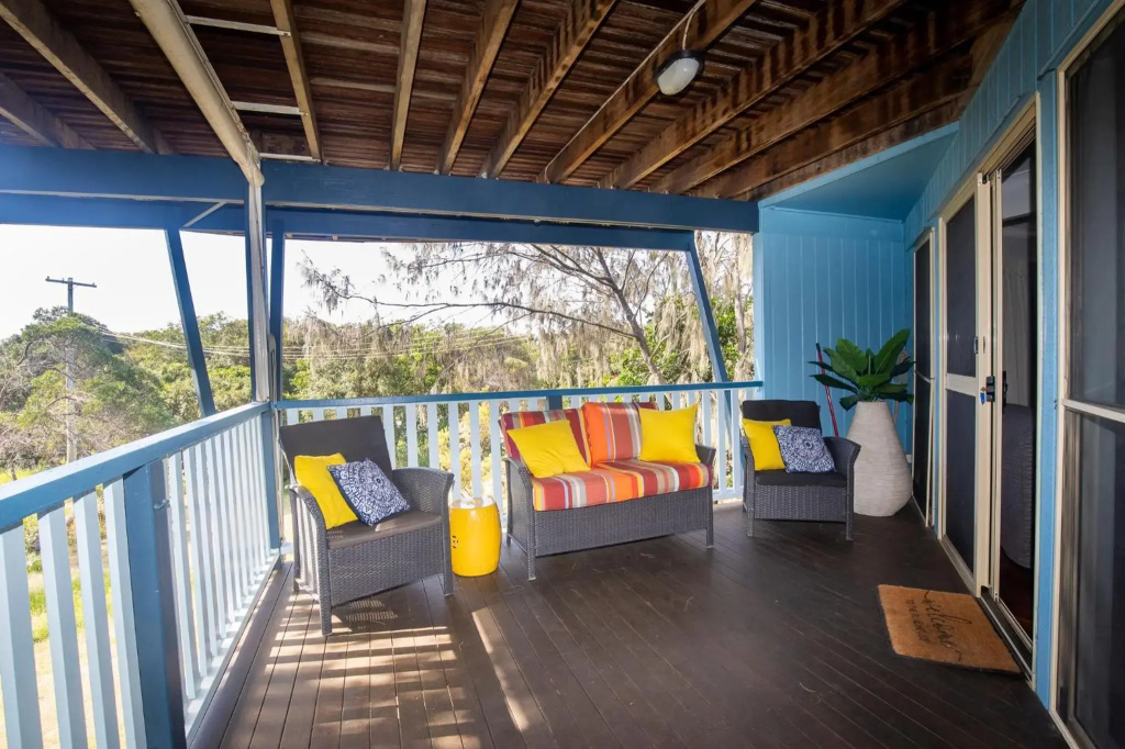 The Blue House - 100M TO BEACH, PET FRIENDLY, BIG HOUSE, SLEEPS 8