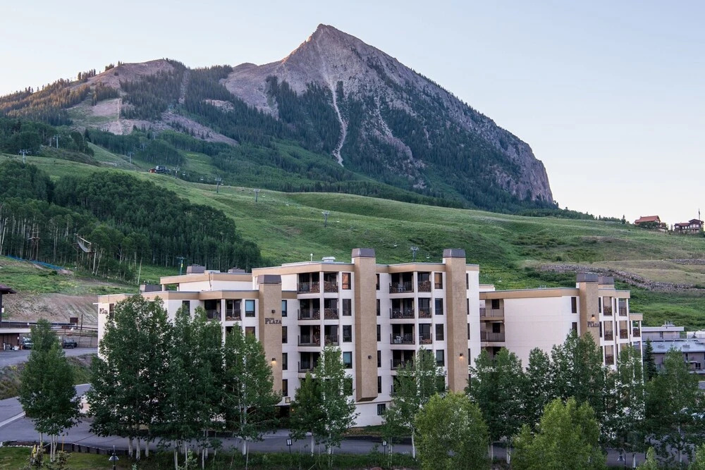 Contemporary 6th-floor Condo With Cozy Wood-burning Fireplace 2 Bedroom Condo by Redawning