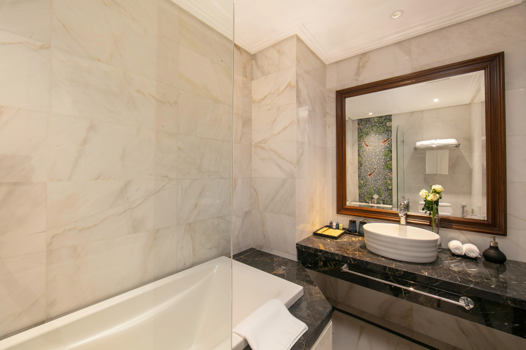 Отель Lucien Hanoi Lakeside Hotel & Rooftop в Ханое
