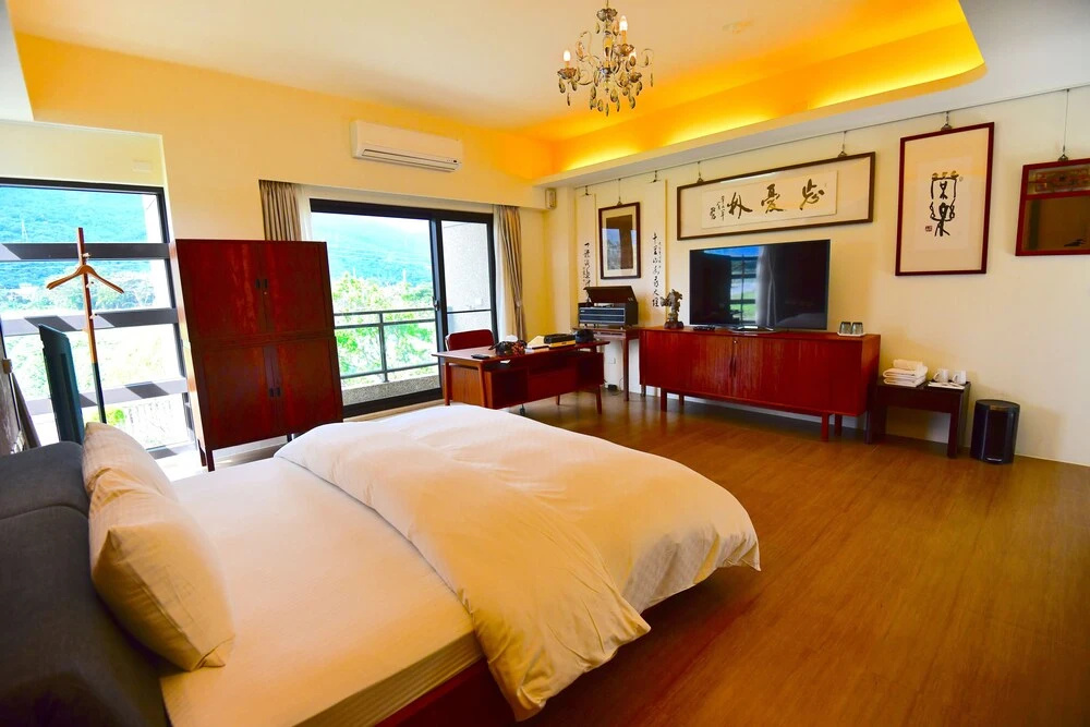Deluxe Double room with balcony and with mountain view (full double bed)