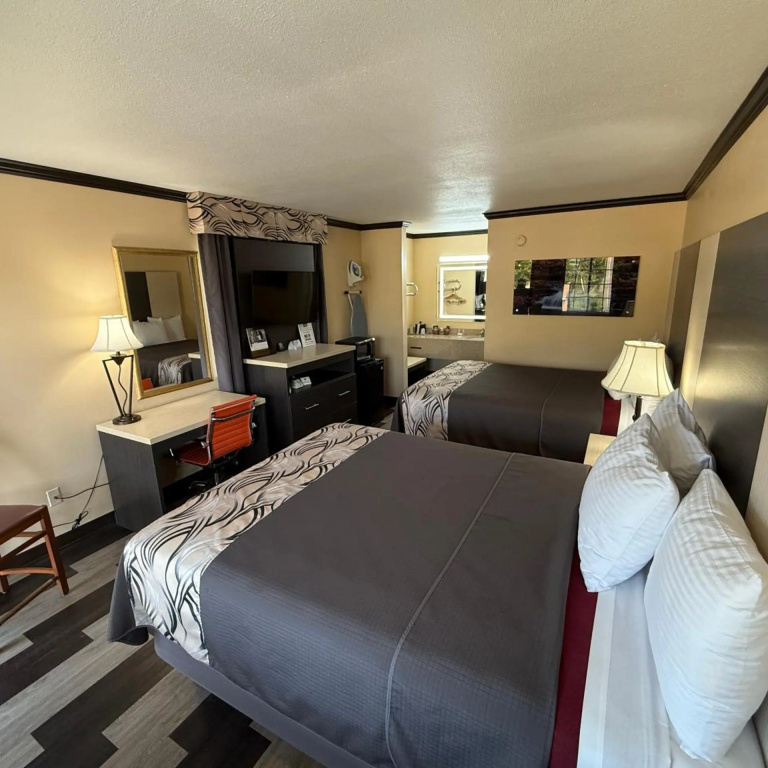 Regency 7 Motel — 3