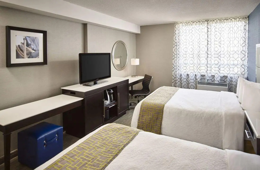 Standard Quadruple room with city view