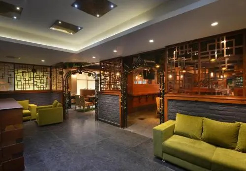 Lobby & Reception