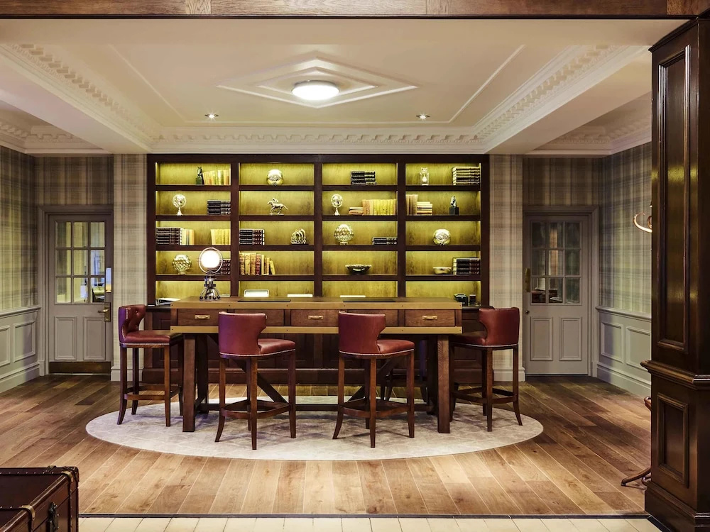 Lobby & Reception