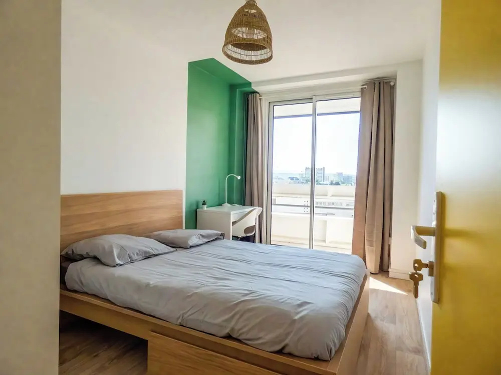 Voir la photo 1 — Private Room in a Shared Apartment - Bron