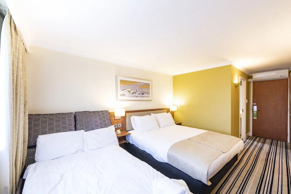 Holiday Inn Cardiff - North M4 by IHG - Chambres