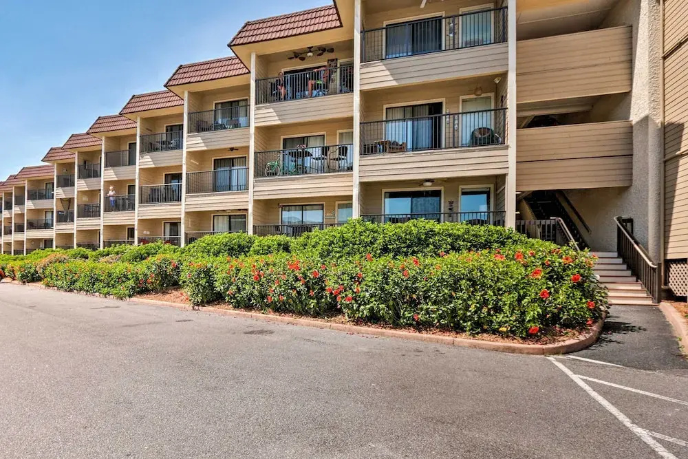 Walk to Folly Field Beach: Condo in Hilton Head!