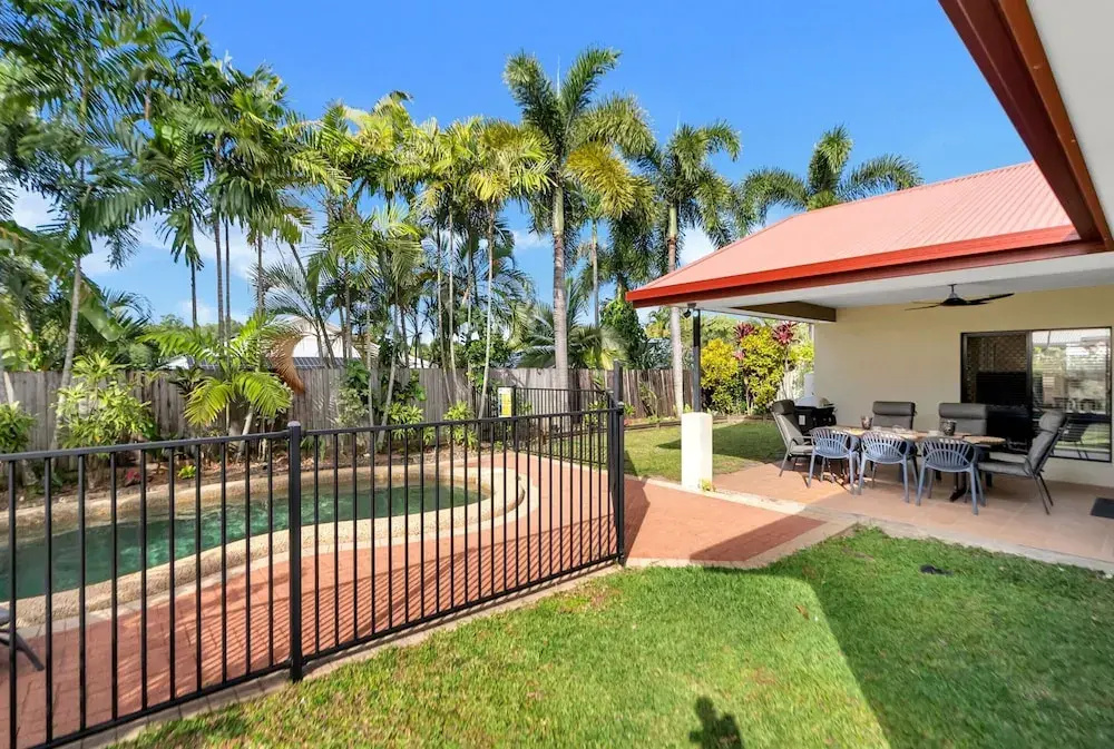 3-bed Family Home With Pool & BBQ by the Beach