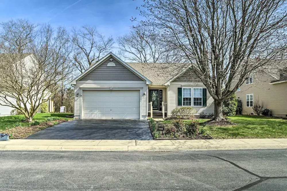 3 Mi to Bethany Beach: Gem w/ Deck & Pool Access