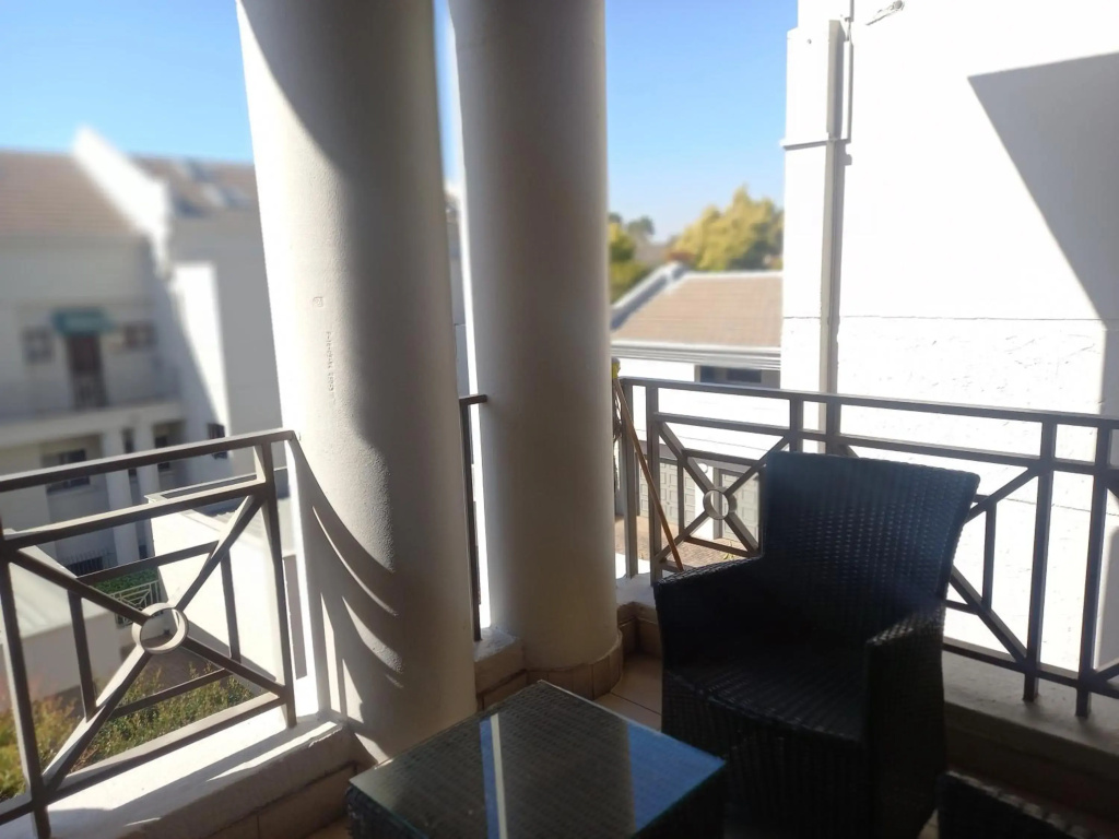 Mount Royal - 32 Large 1 bed with balcony upstairs