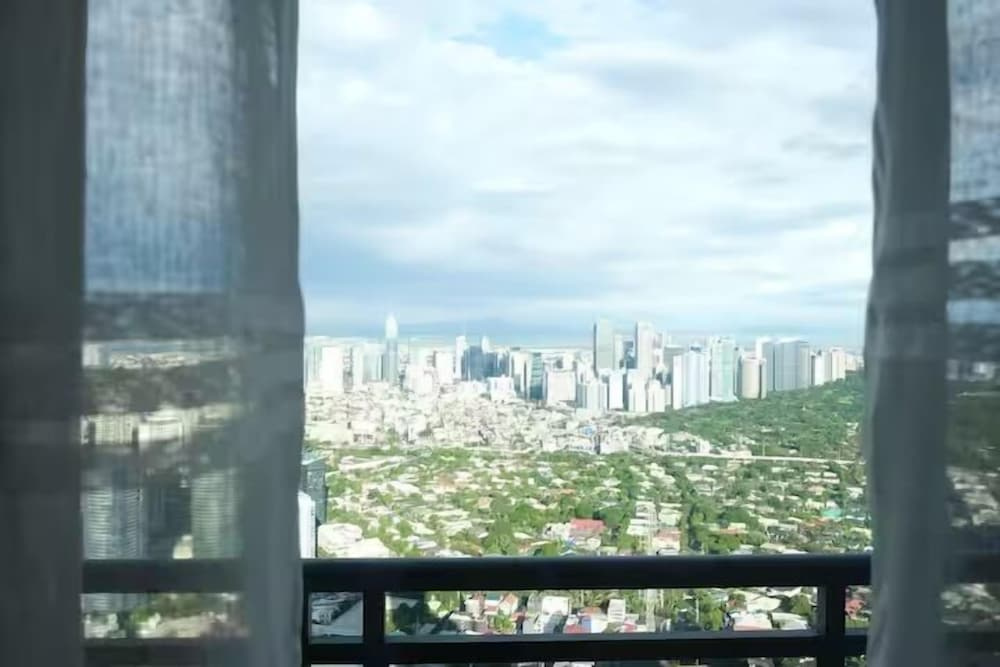 Ultra Luxury 66F Penthouse Skyline View