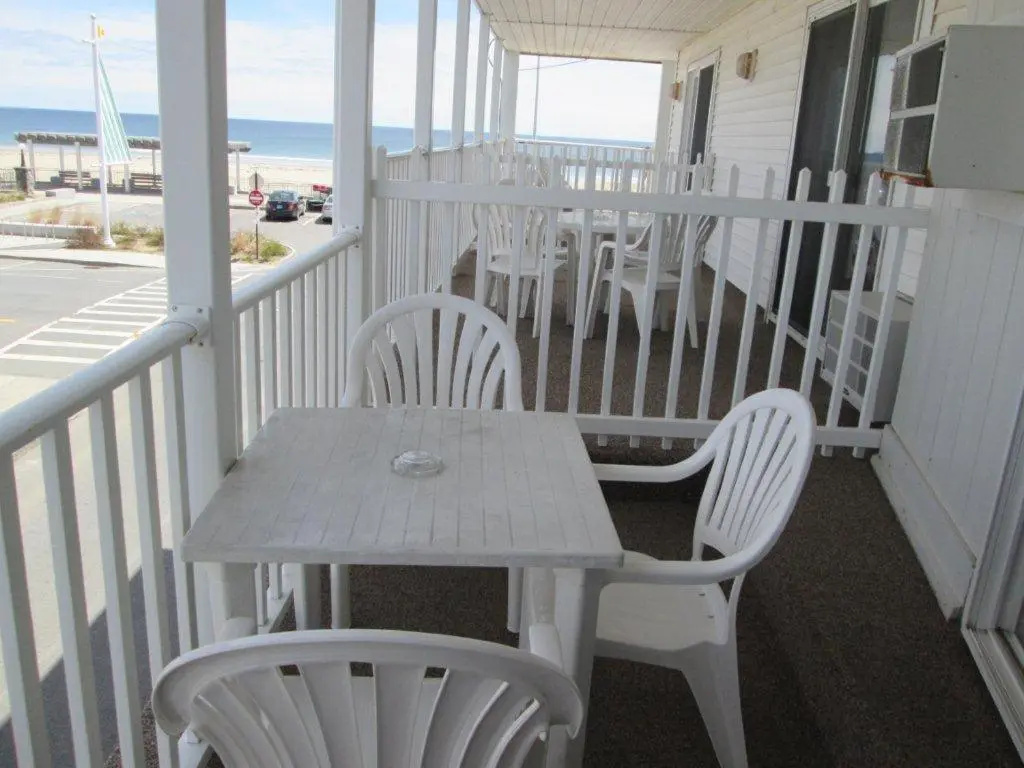 Standard Quadruple room with balcony and with partial ocean view